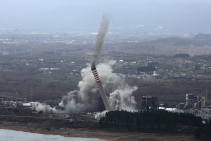 Demolición de las chimeneas de la antigua Central Térmica de Compostilla II de Cubillos del Sil, en León