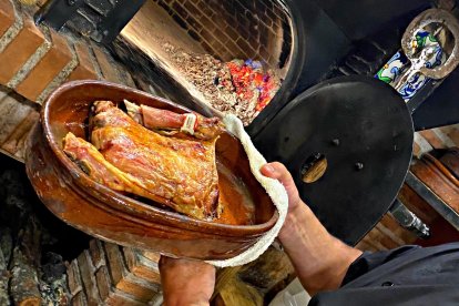 Asados de lechal en horno de leña de Riaza (Segovia)
