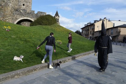 Salida del Nazareno Lambrión Chupacandiles por las calles de Ponferrada para anunciar la llegada de la Semana Santa