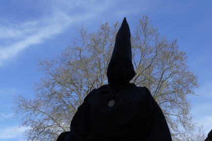 Salida del Nazareno Lambrión Chupacandiles por las calles de Ponferrada para anunciar la llegada de la Semana Santa