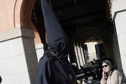Salida del Nazareno Lambrión Chupacandiles por las calles de Ponferrada para anunciar la llegada de la Semana Santa