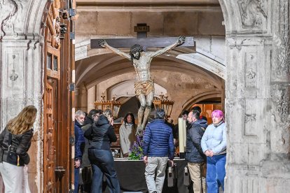 Último ensayo de la procesión del Silencio en la parroquia de San Cosme.