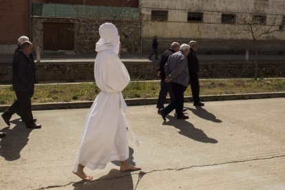 Unos penitentes en la Procesión de La Carrera en Villarrín de Campos (Zamora)