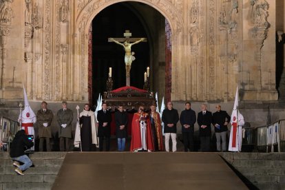 El presidente de la Junta de Castilla y León, Alfonso Fernández Mañueco, a la salida de la Real Cofradía Penitencial del Cristo Yacente de la Misericordia y de la Agonía Redentora
