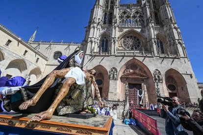 Acto del Desenclavo de la Cruz de la Semana Santa de Burgos