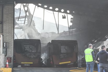 Un incendio ha causado importantes daños en las cocheras municipales de Burgos, con varios vehículos calcinados
