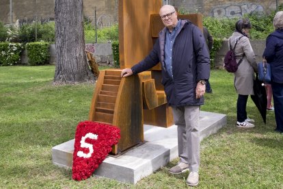 El alcalde de Salamanca, Carlos Carbayo y el escultor Ignacio Villar, participan en el acto de homenaje a los salmantinos víctimas del Holocausto
