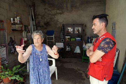 Nila Valdueza con el trabajador de Cruz Roja que la visita en su pueblo.