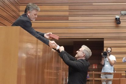 El exconsejero de Empleo, Mariano Veganzones, tomó en el pleno posesión como procurador de VOX.