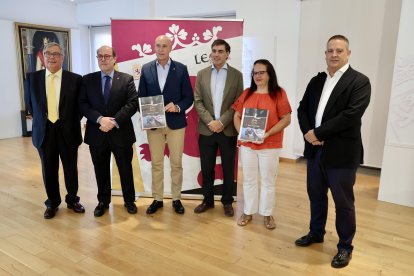 El alcalde de León, José Antonio Diez, presenta un nuevo proyecto de promoción de la Semana Santa leonesa