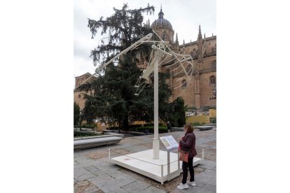 La Fundación 'La Caixa' y el Ayuntamiento de Salamanca presentan una muestra dedicada a Leonardo da Vinci con la intervención del alcalde, Carlos García Carbayo, el director Centro Banca Privada de CaixaBank en Salamanca, León y Zamora, Santos Santibáñez, y la delegada territorial de la Fundación 'La Caixa' en Castilla y León, Araceli Gutiérrez. -ICAL