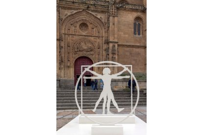 La Fundación 'La Caixa' y el Ayuntamiento de Salamanca presentan una muestra dedicada a Leonardo da Vinci con la intervención del alcalde, Carlos García Carbayo, el director Centro Banca Privada de CaixaBank en Salamanca, León y Zamora, Santos Santibáñez, y la delegada territorial de la Fundación 'La Caixa' en Castilla y León, Araceli Gutiérrez. -ICAL