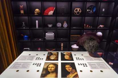 La Fundación 'La Caixa' y el Ayuntamiento de Salamanca presentan una muestra dedicada a Leonardo da Vinci con la intervención del alcalde, Carlos García Carbayo, el director Centro Banca Privada de CaixaBank en Salamanca, León y Zamora, Santos Santibáñez, y la delegada territorial de la Fundación 'La Caixa' en Castilla y León, Araceli Gutiérrez. -ICAL