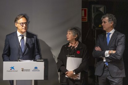La Fundación 'La Caixa' y el Ayuntamiento de Salamanca presentan una muestra dedicada a Leonardo da Vinci con la intervención del alcalde, Carlos García Carbayo, el director Centro Banca Privada de CaixaBank en Salamanca, León y Zamora, Santos Santibáñez, y la delegada territorial de la Fundación 'La Caixa' en Castilla y León, Araceli Gutiérrez. -ICAL
