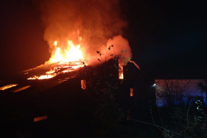 Los bomberos de Ponferrada trabajan en la extinción del incendio declarado esta noche en el albergue de Pieros en León. -E.M.