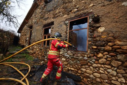 Labores de extinción del incendio declarado esta noche en el albergue de Pieros en León. -ICAL