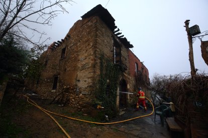 Labores de extinción del incendio declarado esta noche en el albergue de Pieros en León. -ICAL