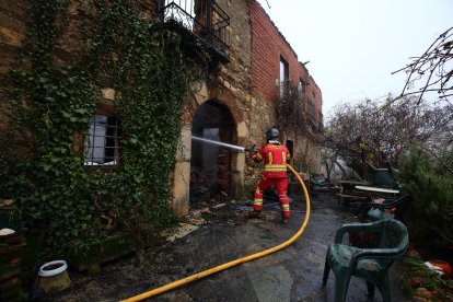 Labores de extinción del incendio declarado esta noche en el albergue de Pieros en León. -ICAL