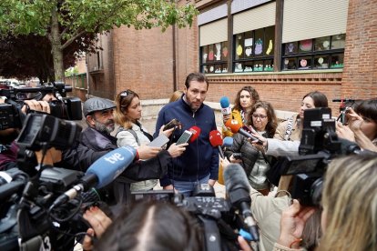 El alcalde y candidato a la Alcaldía de Valladolid por el PSOE, Óscar Puente, ejerce su derecho al voto.- ICAL