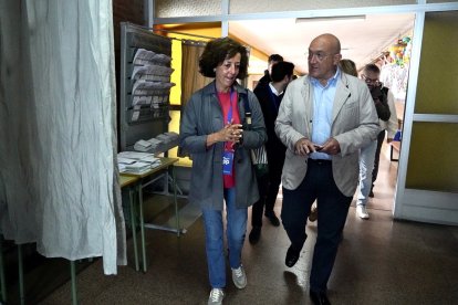 El candidato a la Alcaldía del PP en Valladolid, Jesús Julio Carnero, ejerce su derecho al voto.- ICAL