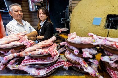 Verónica y José Manuel, del Asador San Lorenzo, muestran sus lechazos. SANTI OTERO