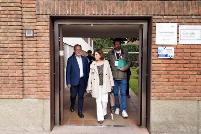 La candidata a la Alcaldía de Valladolid Toma la Palabra, María Sánchez, ejerce su derecho al voto en el Colegio Marista La Inmaculada.- ICAL