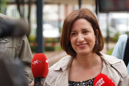 La candidata a la Alcaldía de Valladolid Toma la Palabra, María Sánchez, ejerce su derecho al voto en el Colegio Marista La Inmaculada.- ICAL