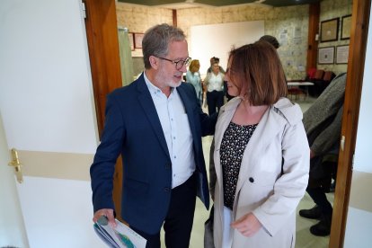 La candidata a la Alcaldía de Valladolid Toma la Palabra, María Sánchez, ejerce su derecho al voto en el Colegio Marista La Inmaculada.- ICAL