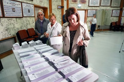 La candidata a la Alcaldía de Valladolid Toma la Palabra, María Sánchez, ejerce su derecho al voto en el Colegio Marista La Inmaculada.- ICAL