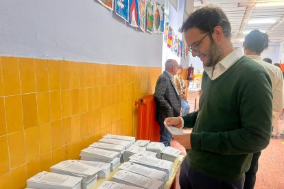 El candidato a la Alcaldía de Cs en Valladolid, Pablo VIcente, ejerce su derecho al voto.- CIUDADANOS VALLADOLID