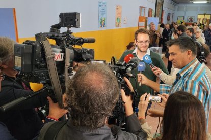 El candidato a la Alcaldía de Cs en Valladolid, Pablo VIcente, ejerce su derecho al voto.- CIUDADANOS VALLADOLID