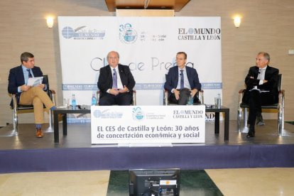 El director de El Mundo CyL, Pablo Lago, el presidente del CES, Enrique Cabero, y los ex presidentes Germán Barrios y Pablo Antonio Muñoz