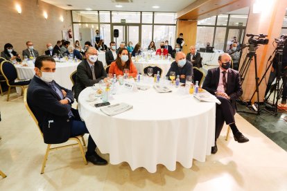 Vicente Andrés (secretario General CCOO CyL), Luis Fuentes (presidente Cortes de CyL), Adriana Ulibarri (Presidenta de Edigrup), Faustino Temprano (secretario General UGT CyL), José Ignacio Carrasco (vicepresidente CeoCyL).