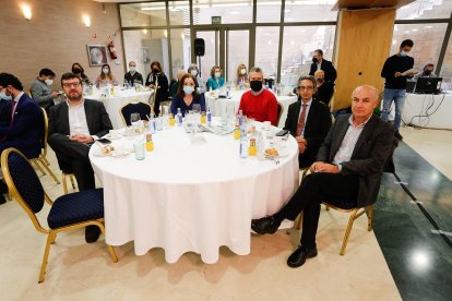David Esteban (CEOE CyL), Carmen Calvo (expertos Junta CyL), Raúl Santa Eufemia (UGT CyL), Juan Carlos de Margarida  (presidente Economistas)  y José Antonio Turrado (Asaja CyL).