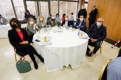 Verónica Mellado (comunicación UGT CyL), Virginia Rodríguez (Diputación de Burgos), Nieves Luquero (El Mundo de CyL), Tomás Lozano, Ciriaco Rodríguez, (Fundación Emilio Álvarez Gallego), Nacho Ramos, José María Vega (Unión de Consumidores CyL-UCE).