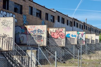 Chalets abandonados y vandalizados en Arroyo de la Encomienda (Valladolid).- PHOTOGENIC