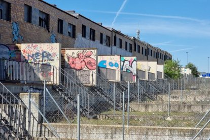 Chalets abandonados y vandalizados en Arroyo de la Encomienda (Valladolid).- PHOTOGENIC
