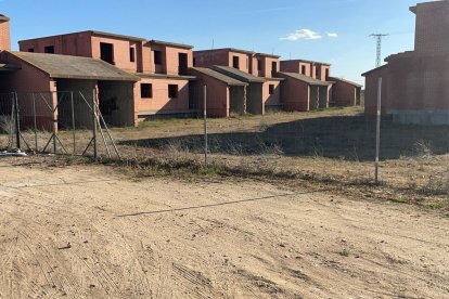 Chalets abandonados en Matapozuelos (Valladolid).- E. M.