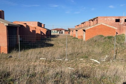 Chalets abandonados en Matapozuelos (Valladolid).- E. M.
