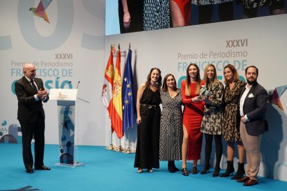 Jesús Julio Carnero con el equipo de la Cope, encabezado por Laura Ríos. ICAL.