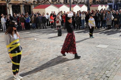Lectura del manifiesto por el Día contra la Violencia de Género en la plaza Mayor de Palencia. - ICAL