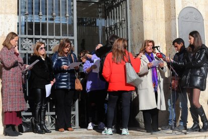 Lectura del manifiesto por el Día contra la Violencia de Género en la plaza Mayor de Palencia. - ICAL