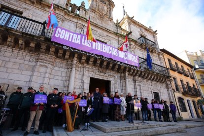 Acto de reivindicación del Día Internacional de la Eliminación de la Violencia hacia las Mujeres en Ponferrada. - ICAL