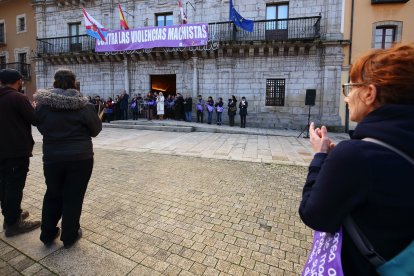 Acto de reivindicación del Día Internacional de la Eliminación de la Violencia hacia las Mujeres en Ponferrada. - ICAL