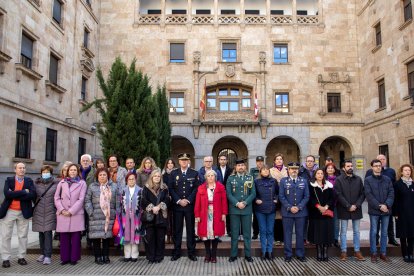 Minuto de silencio, en la Subdelegación del Gobierno en Salamanca, con motivo del Día Internacional por la Eliminación de la Violencia contra la Mujer. - ICAL