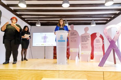 La alcaldesa de Segovia, Clara Martín, durante el acto del ayuntamiento en conmemoración del Día Internacional de Eliminación de la Violencia Contra la Mujer. - ICAL