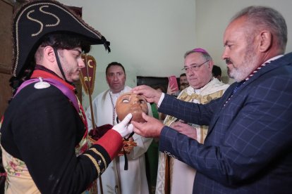 Celebración del Corpus Christi en Laguna de Negrillos en León, con la representación de la figura de San Sebastián.- ICAL