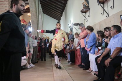 Celebración del Corpus Christi en Laguna de Negrillos en León, con la representación de la figura de San Sebastián.- ICAL