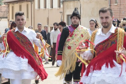 Celebración del Corpus Christi en Laguna de Negrillos en León, con la representación de la figura de San Sebastián.- ICAL