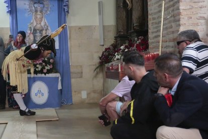 Celebración del Corpus Christi en Laguna de Negrillos en León, con la representación de la figura de San Sebastián.- ICAL